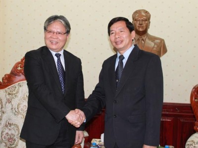 ท่านทองสิง ทำมะวง นายกรัฐมนตรีลาวได้ให้การต้อนรับคณะผู้แทนกระทรวงยุติธรรมวน.